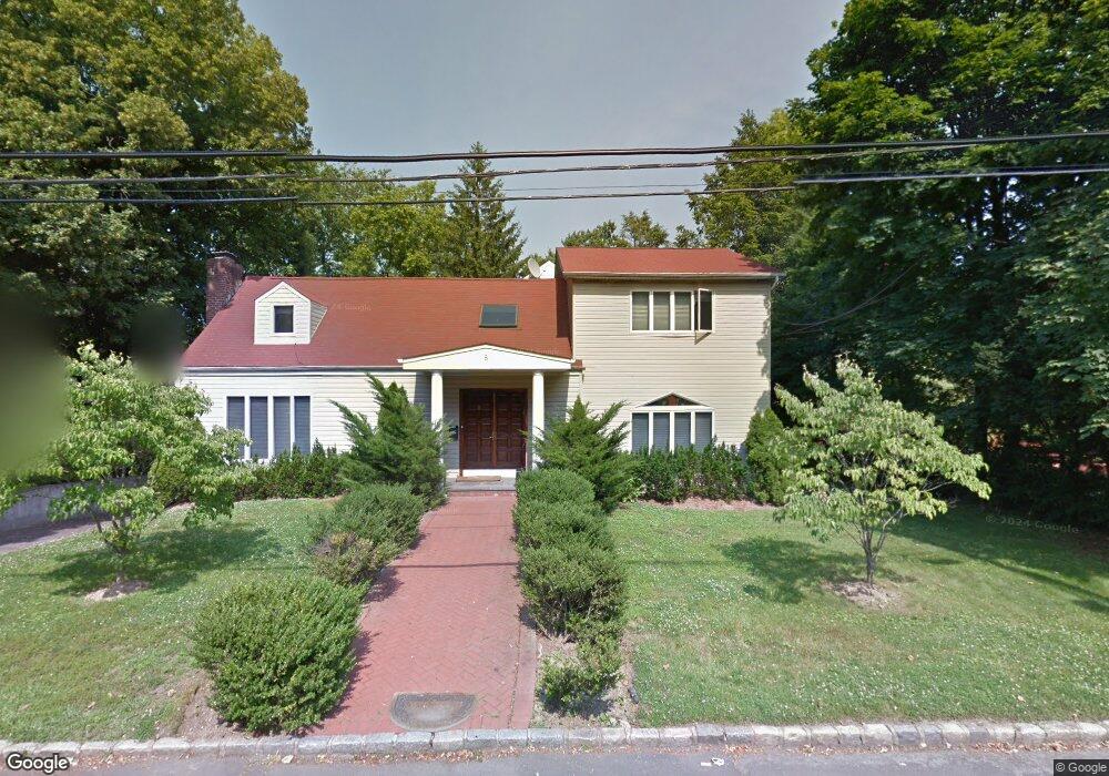 5 Devonshire Ln, Great Neck, NY 11023 - photo 1