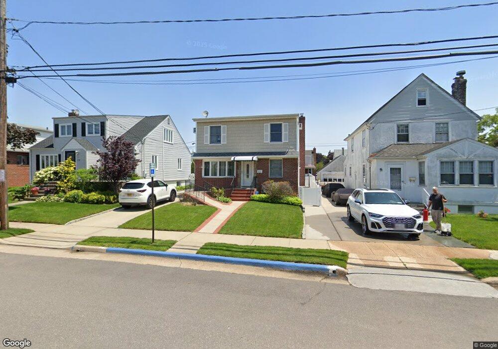 212 Andrews Rd, Mineola, NY 11501 - photo 1