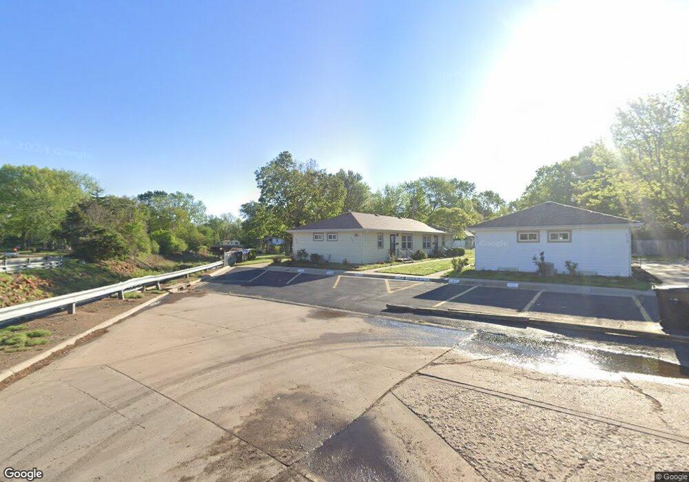 924 SW Webster Ave, Topeka, KS 66606 - photo 1
