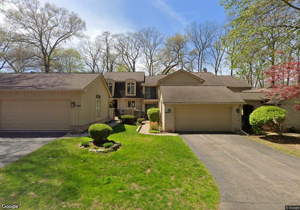 1303 Knollcrest Cir, Bloomfield Hills, MI 48304 - photo 1