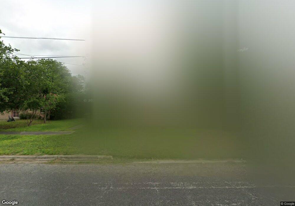 1108 W Fannin St, Beeville, TX 78102 - photo 1