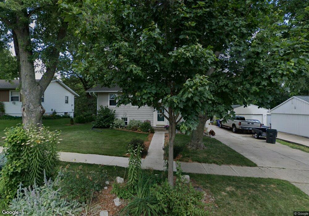 1101 Cheyenne Rd NW, Cedar Rapids, IA 52405 - photo 1