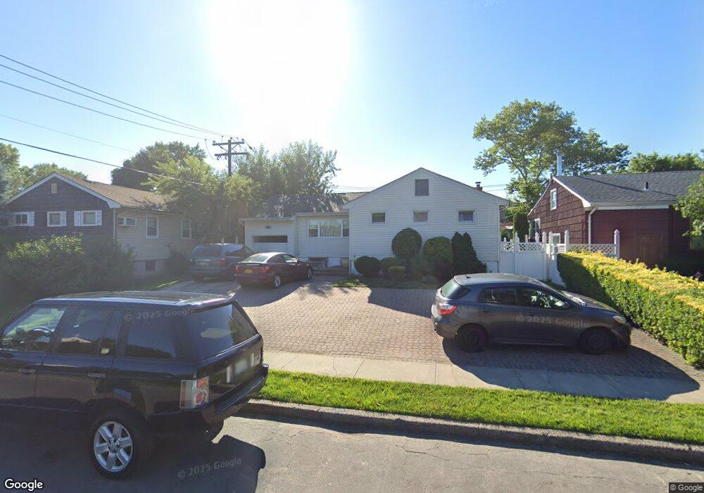 13 Kalmia Ln, Valley Stream, NY 11581 - photo 1