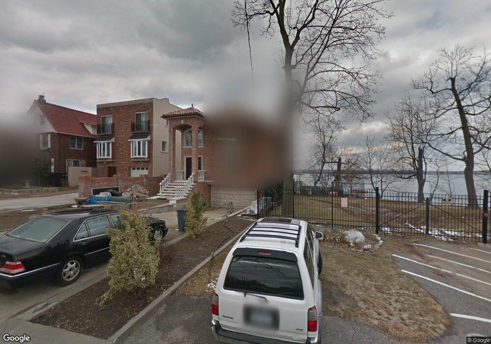 14969 Powells Cove Blvd, Whitestone, NY 11357 - photo 1