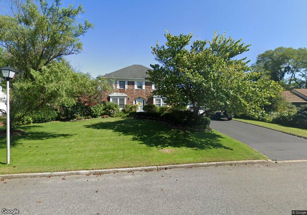 7 Myles Ct, ComMacK, NY 11725 - photo 1