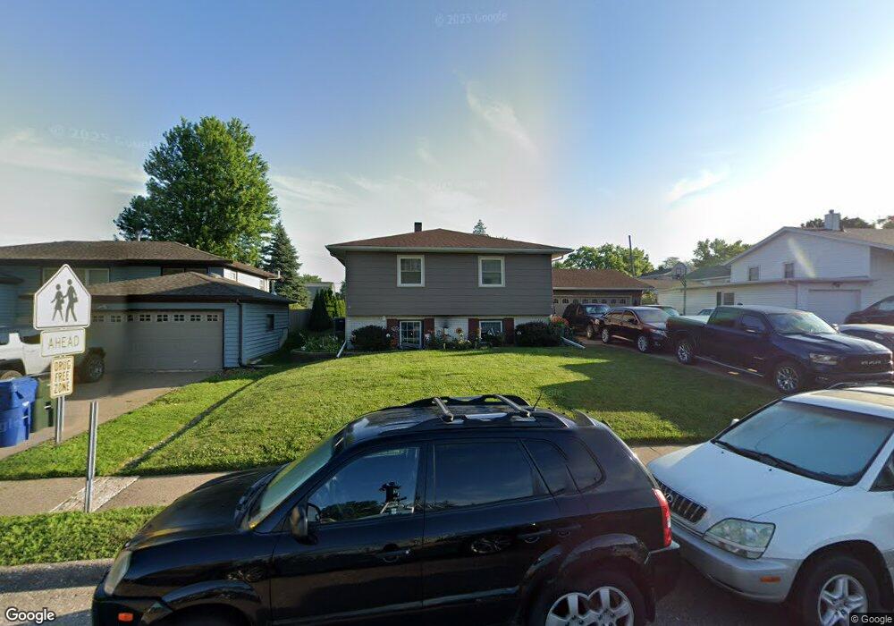 1552 W Garfield St, Davenport, IA 52804 - photo 1