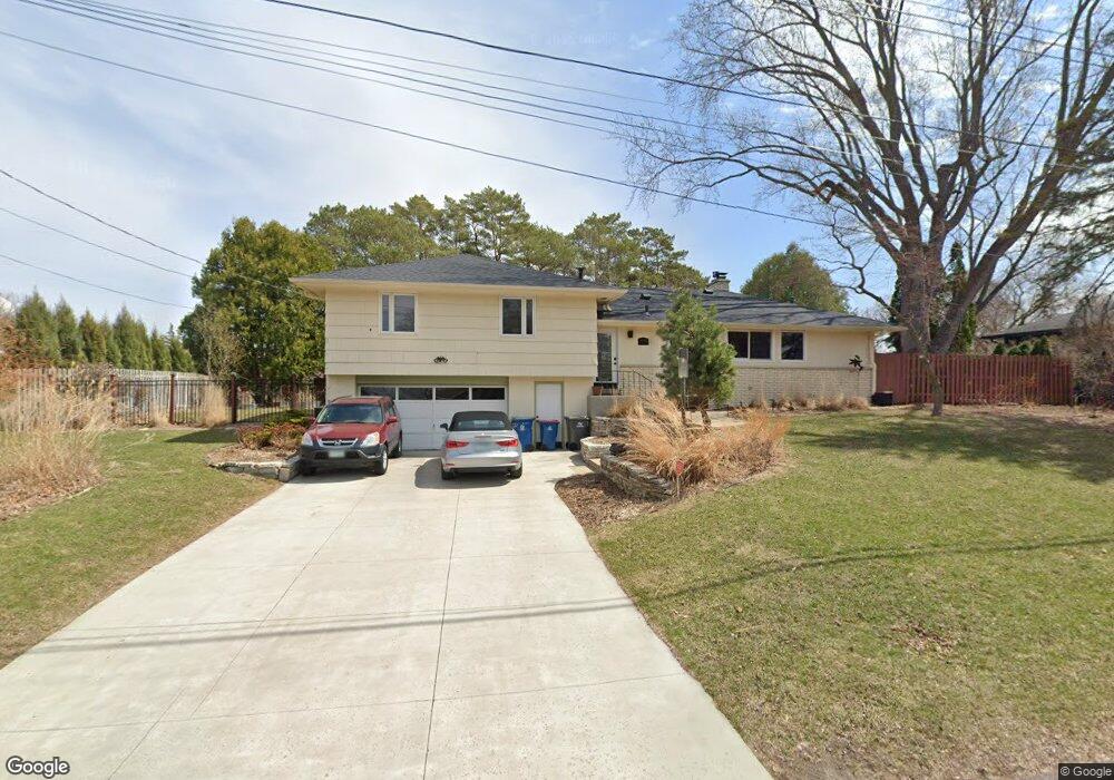 5719 Oakview Ln, Minnetonka, MN 55345 - photo 1