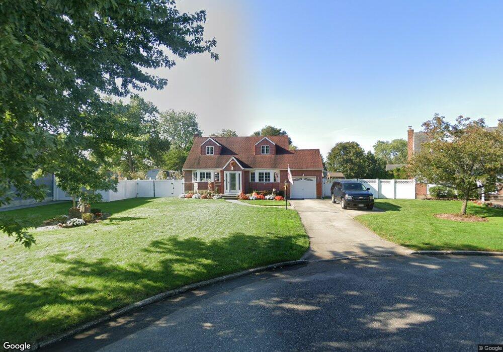 10 Dean Ct, ComMacK, NY 11725 - photo 1