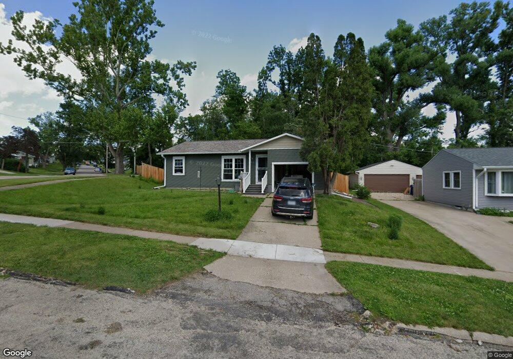 911 Cheyenne Rd NW, Cedar Rapids, IA 52405 - photo 1