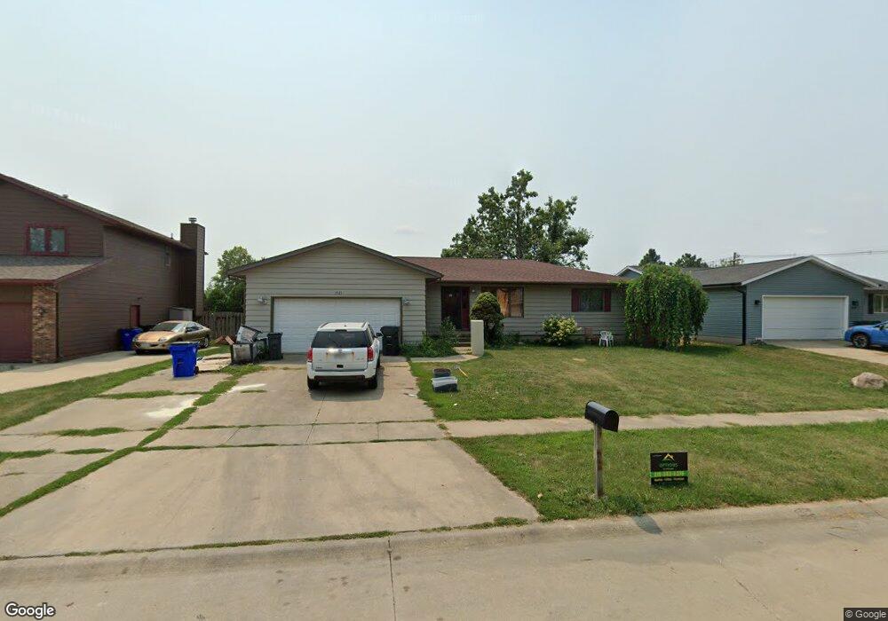 3925 Heather Ct SW, Cedar Rapids, IA 52404 - photo 1