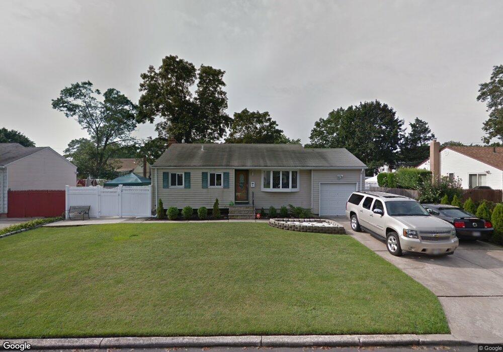 8 Franklin St, Islip, NY 11751 - photo 1