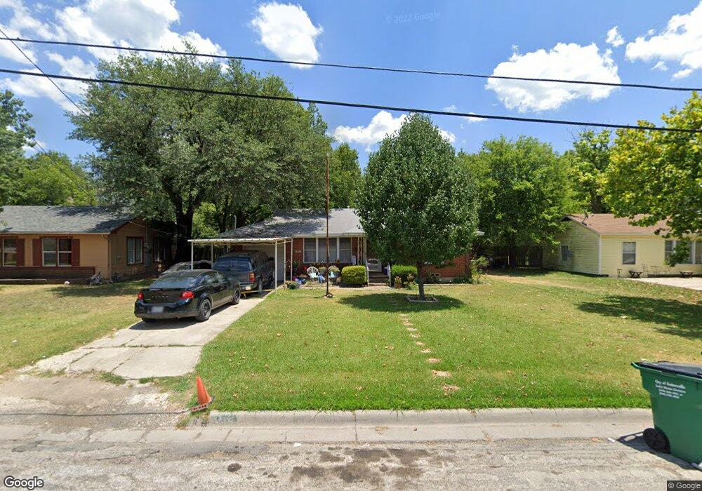 1112 N Howeth St, Gainesville, TX 76240 - photo 1