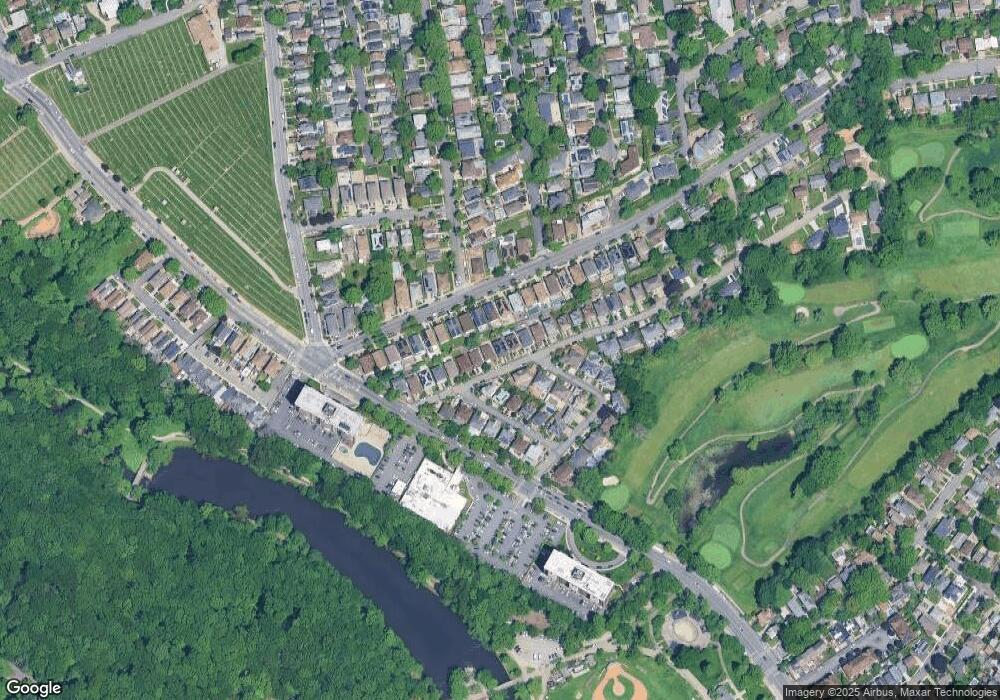 40 Greenway Dr, Staten Island, NY 10301 - photo 1