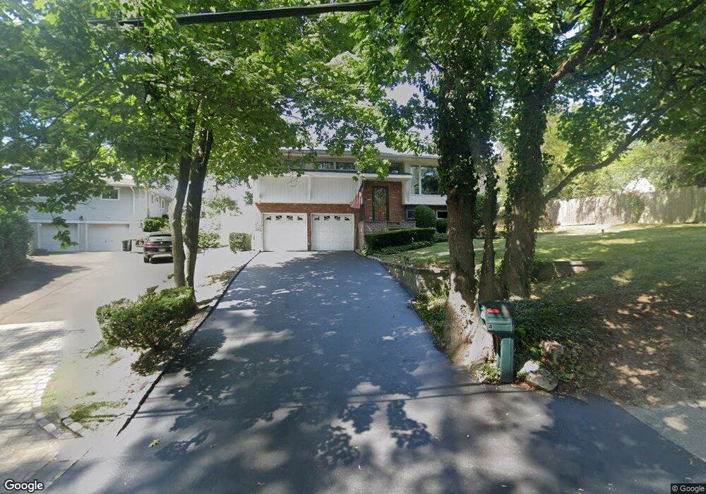 4 Scudders Ln, Glen Head, NY 11545 - photo 1