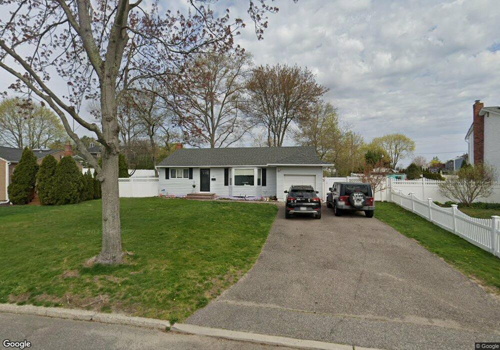 30 Montrose Dr, ComMacK, NY 11725 - photo 1