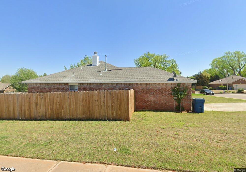 903 Queen Cir, Edmond, OK 73034 - photo 1