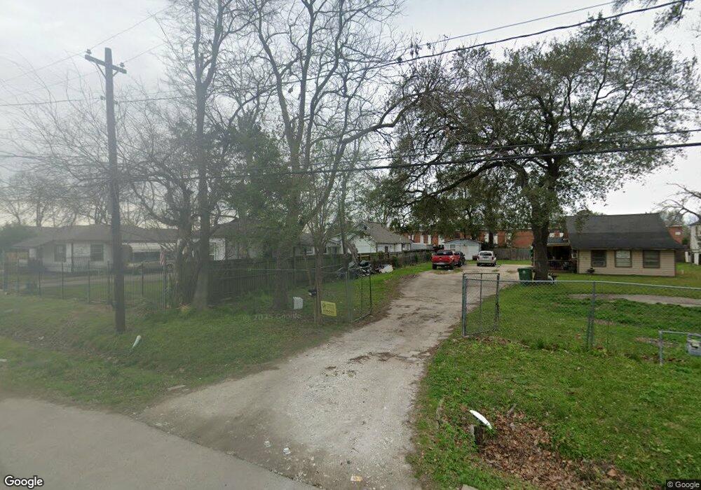 111 Weisenberger Dr, Houston, TX 77022 - photo 1