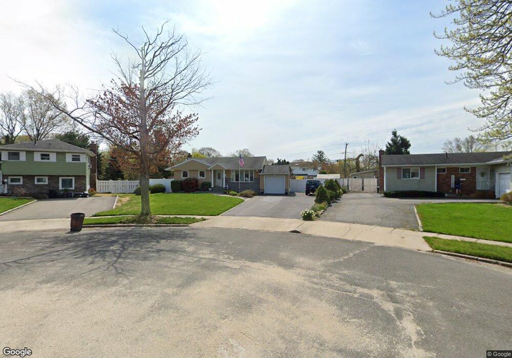 10 Golden Ridge Ct, ComMacK, NY 11725 - photo 1