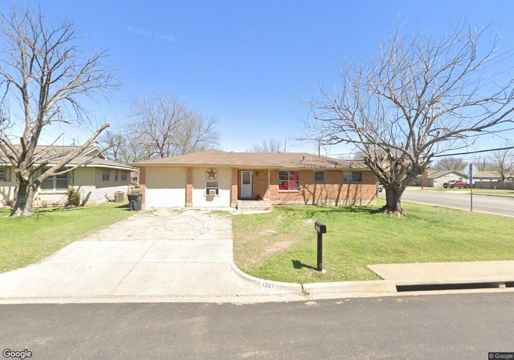 1227 Lynnwood Dr, Cleburne, TX 76033 - photo 1