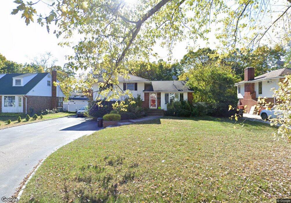 21 Sparton Ln, ComMacK, NY 11725 - photo 1