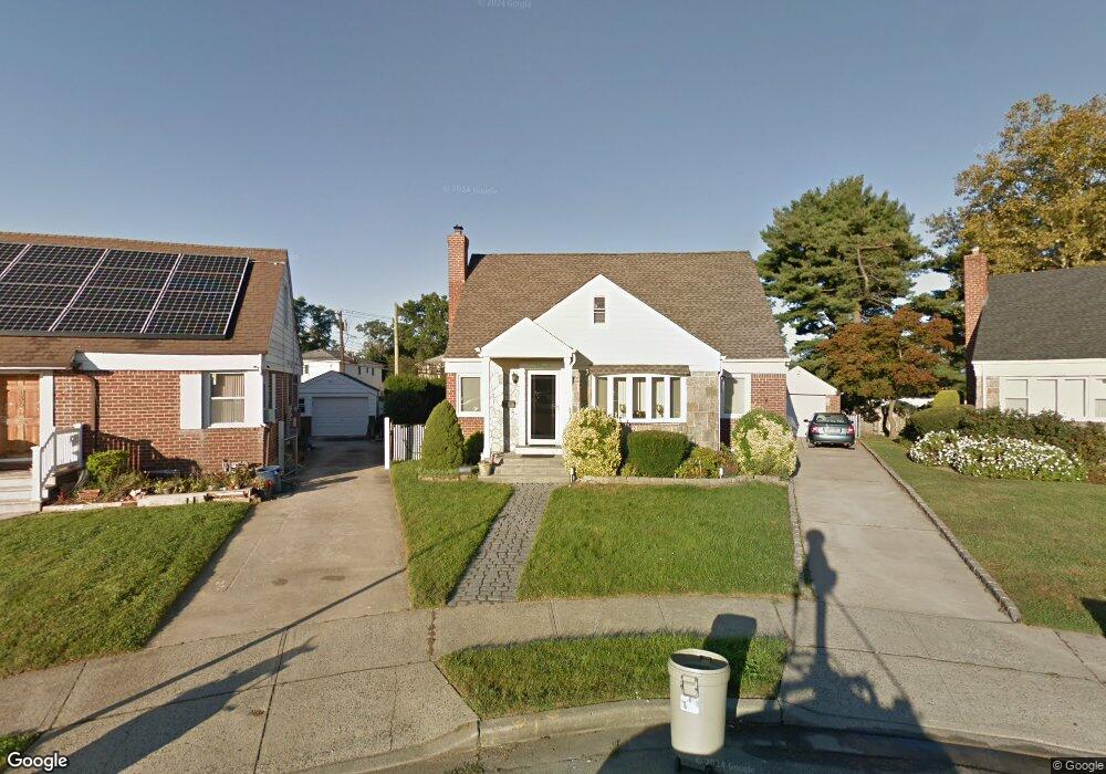 139 Rhodes Dr, New Hyde Park, NY 11040 - photo 1