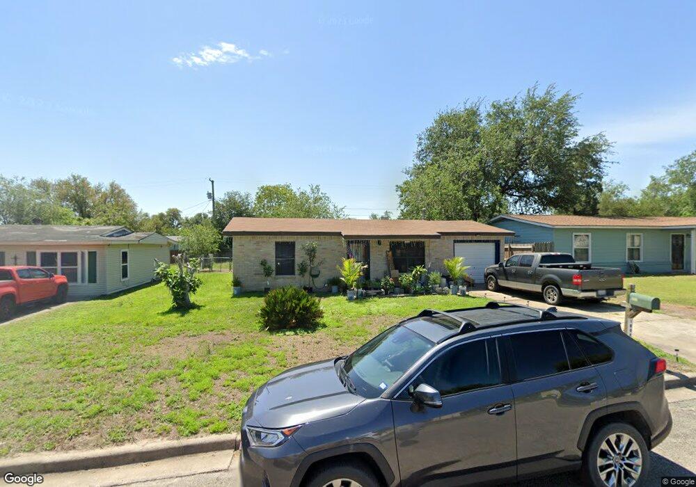 1508 E Rosewood St, Beeville, TX 78102 - photo 1