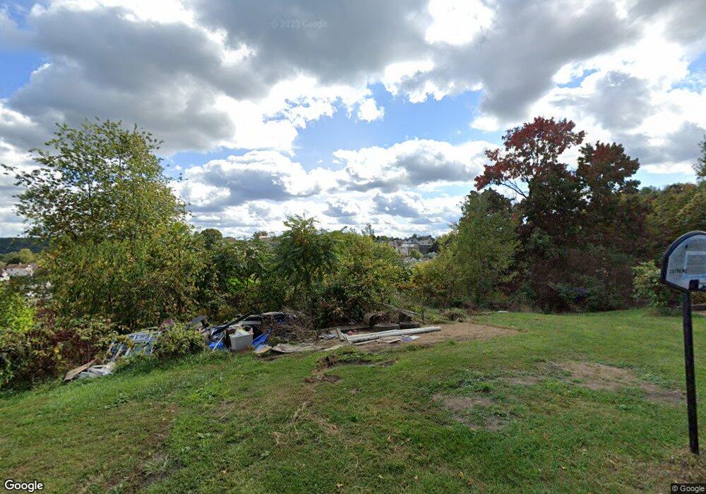 912 Wallace St, Vandergrift, PA 15690 - photo 1