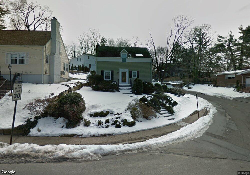 270 Thompson Shore Rd, Manhasset, NY 11030 - photo 1