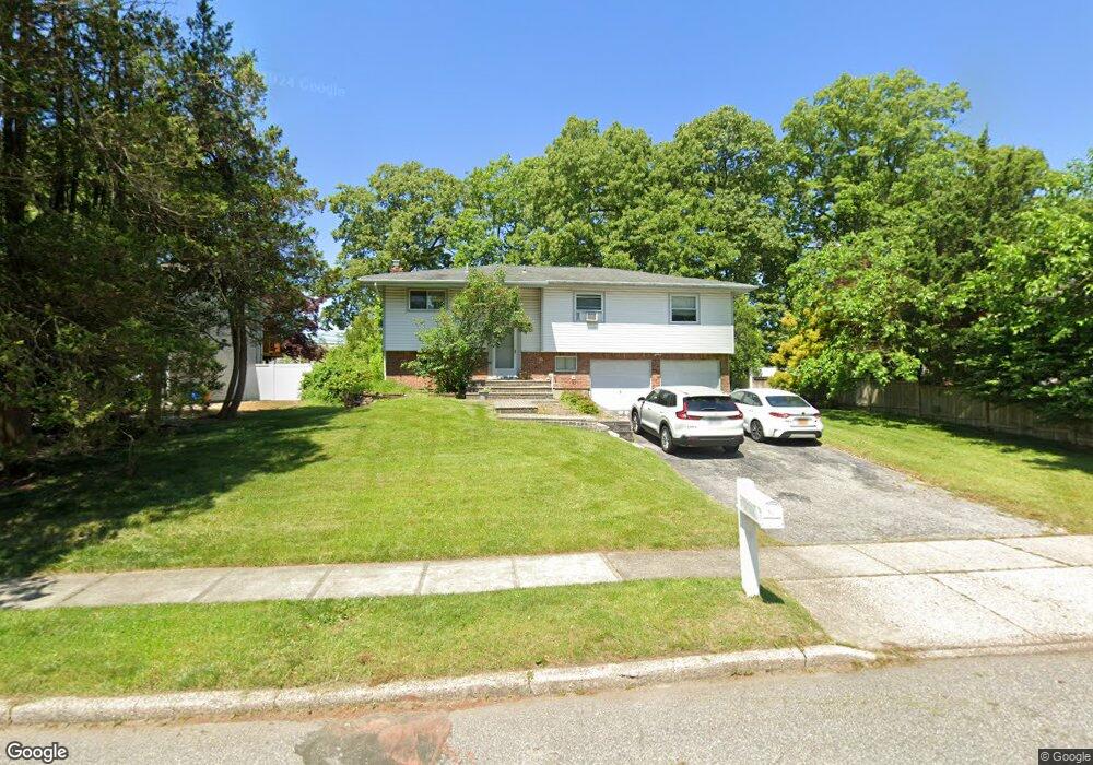 18 Mohegan Ln, ComMacK, NY 11725 - photo 1