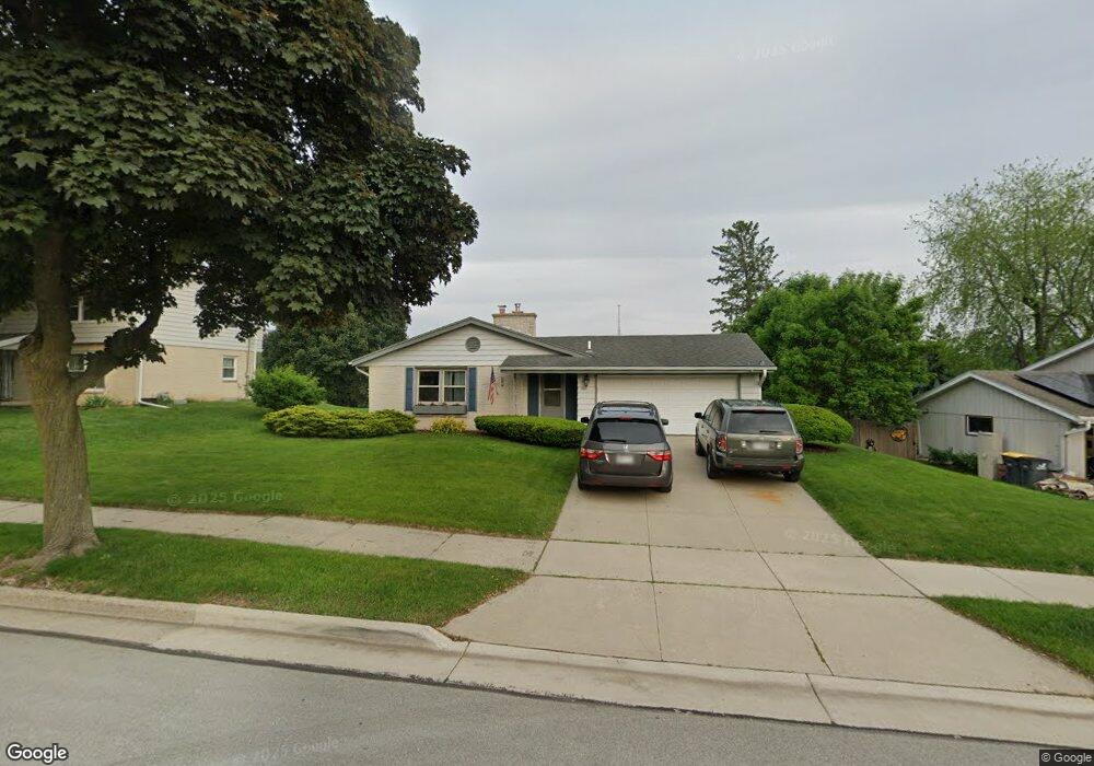 1921 Sunnyside Dr, Waukesha, WI 53186 - photo 1