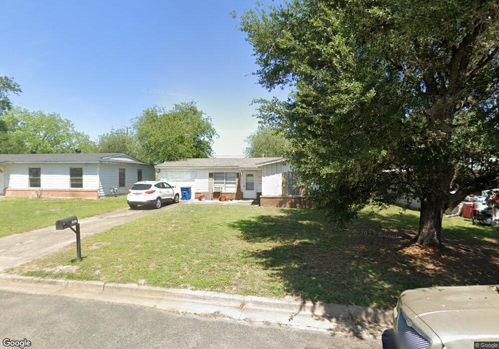 1507 E Bowie St, Beeville, TX 78102 - photo 1