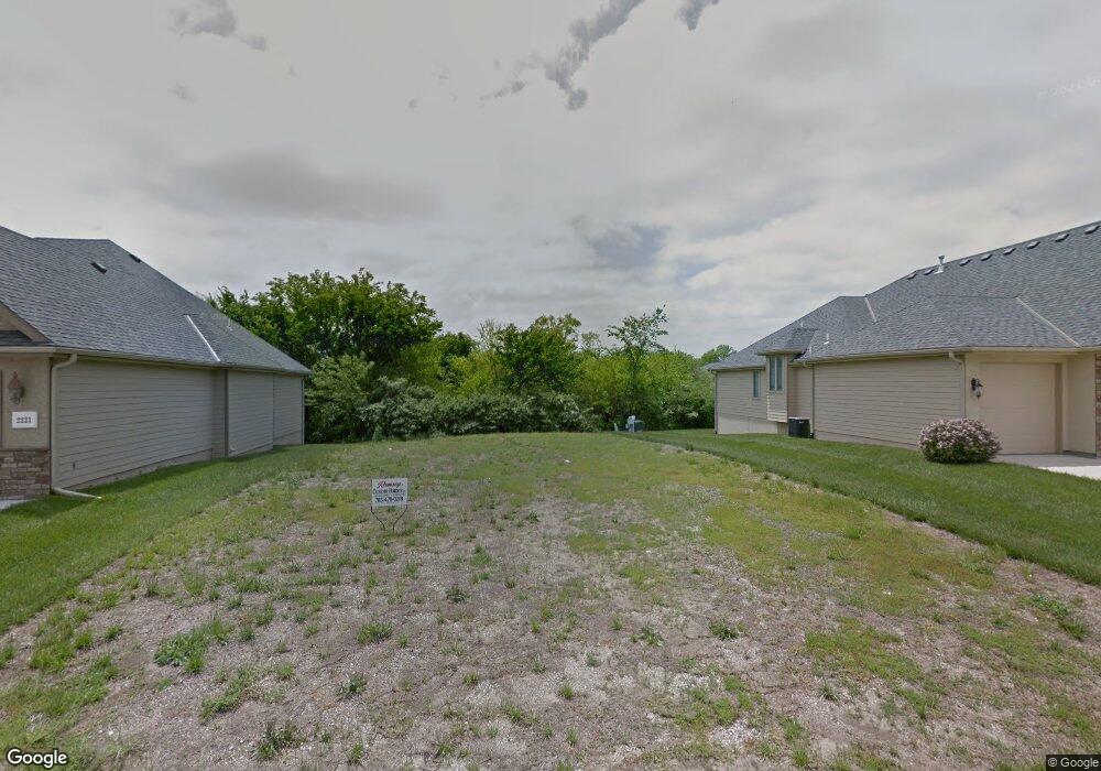 2217 SW Millers Glen Dr, Topeka, KS 66614 - photo 1