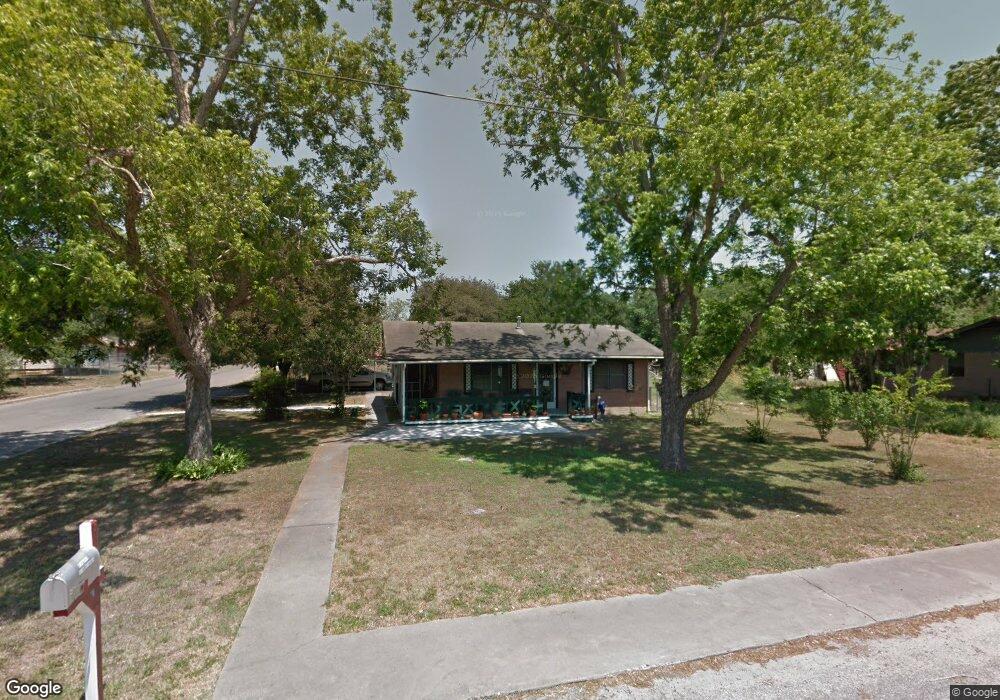 1110 W Hutchinson St, Beeville, TX 78102 - photo 1