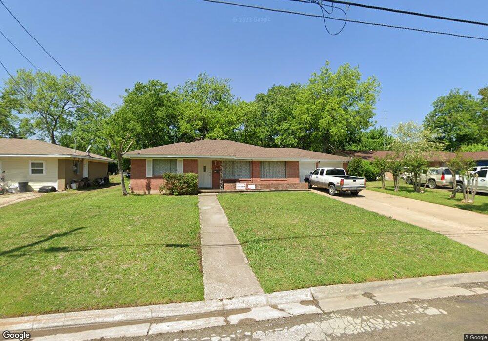 1209 Elmwood St, Gainesville, TX 76240 - photo 1