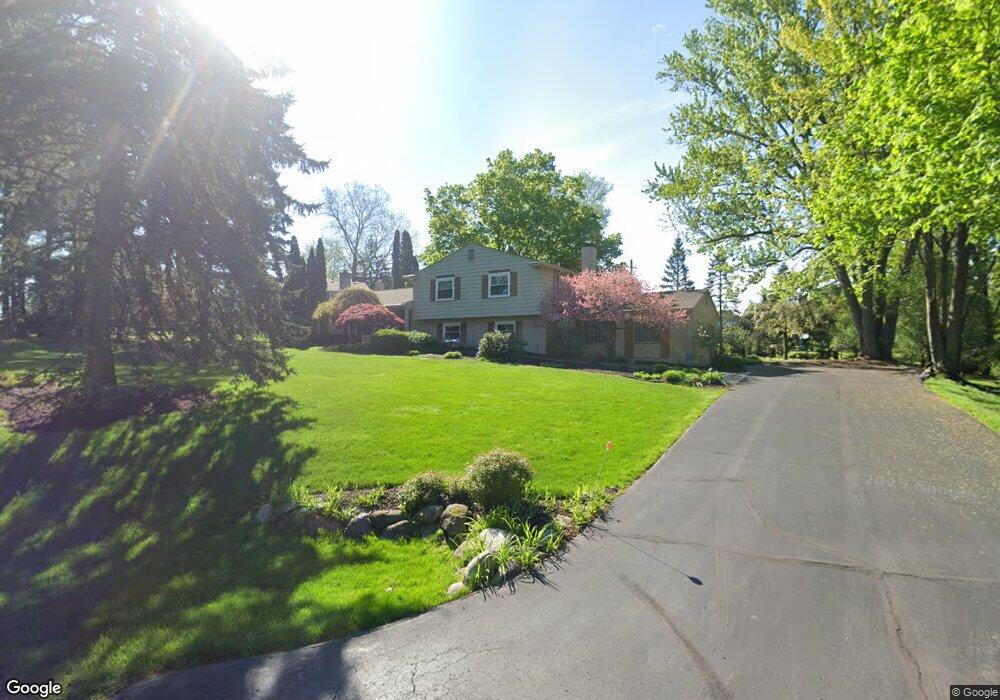 711 Robinhood Cir, Bloomfield Hills, MI 48304 - photo 1