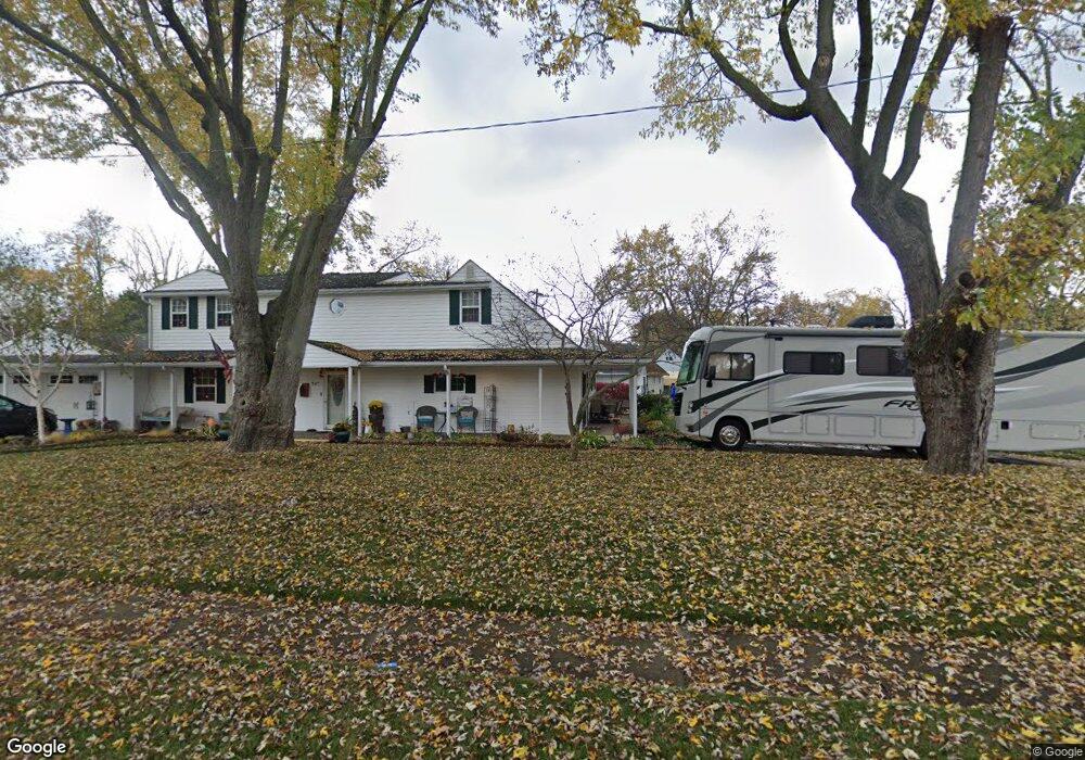 567 Virginia Cir W, Columbus, OH 43213 - photo 1