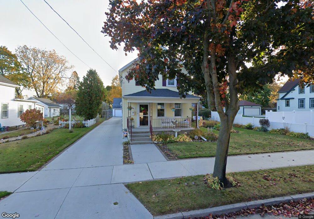 719 N 10th St, Manitowoc, WI 54220 - photo 1