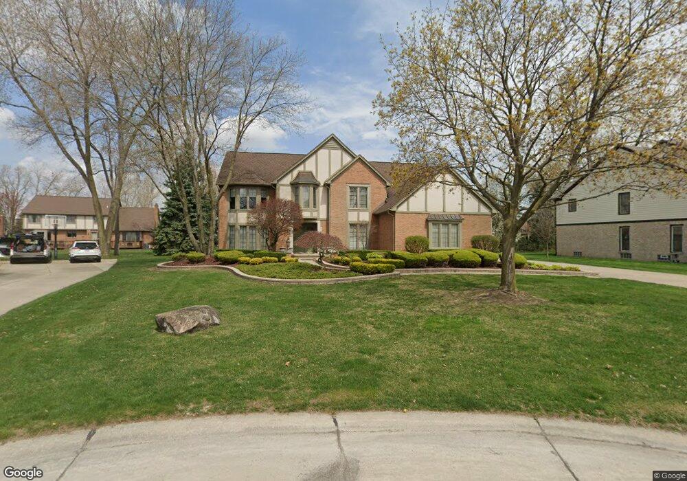 1047 Clear Point Ct, Bloomfield Hills, MI 48304 - photo 1