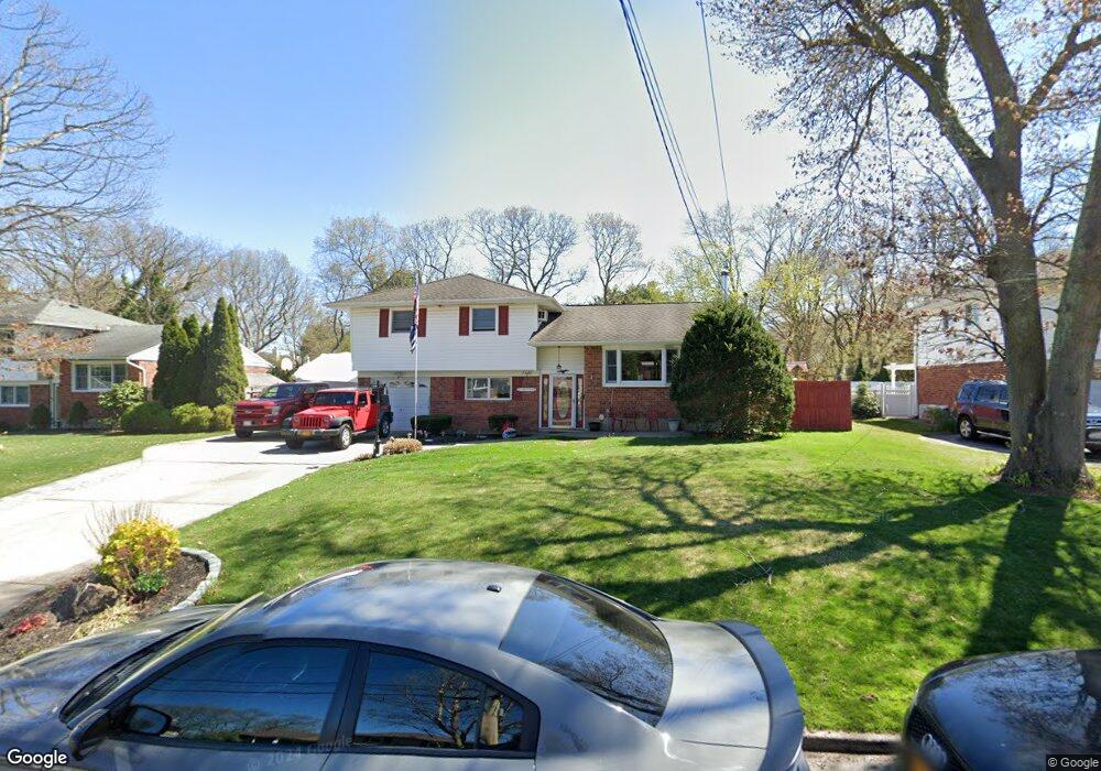 8 Radcliffe Rd, ComMacK, NY 11725 - photo 1