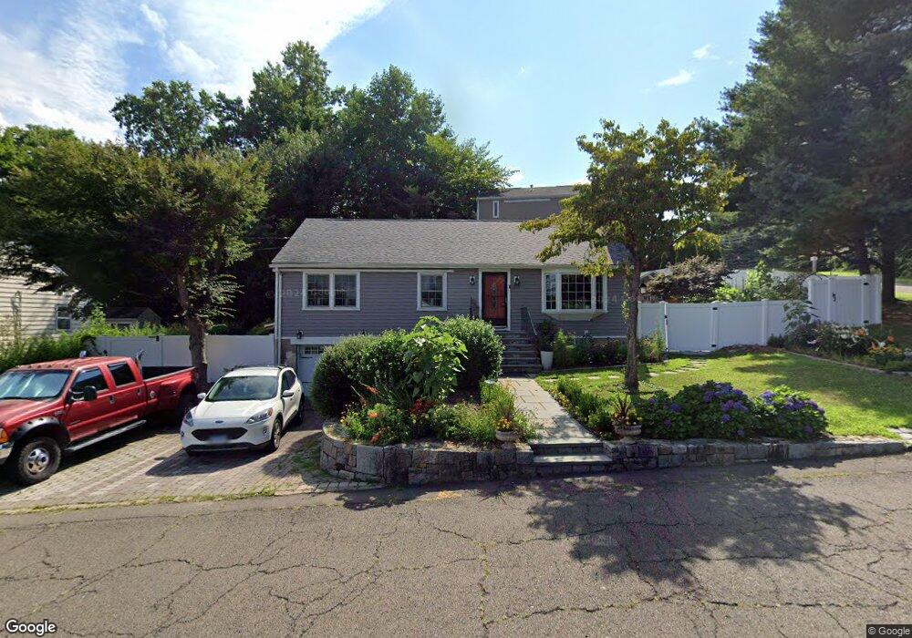 259 Crestview Dr, Bridgeport, CT 06606 - photo 1