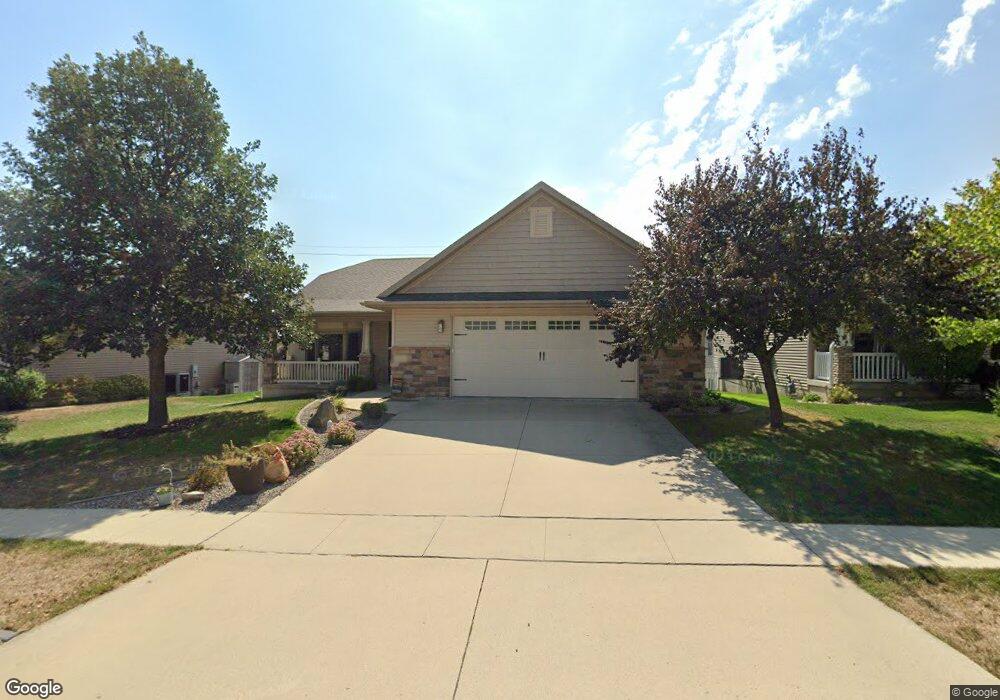 301 Spruce Hill Dr, Cedar Falls, IA 50613 - photo 1