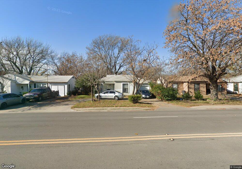 1018 SW 3rd St, Grand Prairie, TX 75051 - photo 1