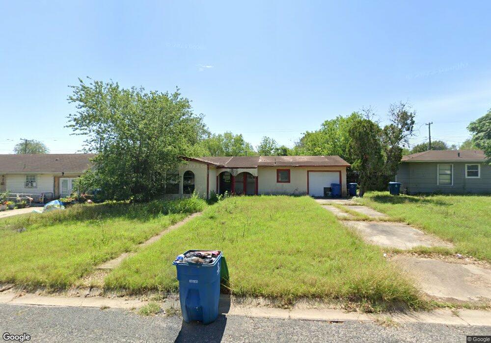 1418 E Bowie St, Beeville, TX 78102 - photo 1
