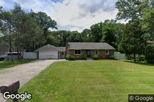 20 Ruth Ln, Ridge, NY 11961