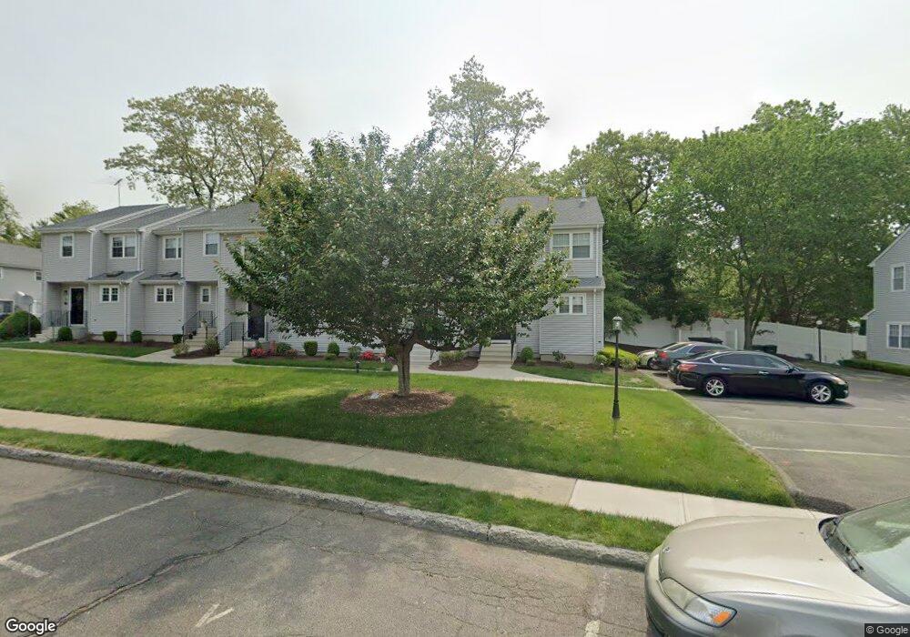 225 Red Oak Ln, Bridgeport, CT 06606 - photo 1