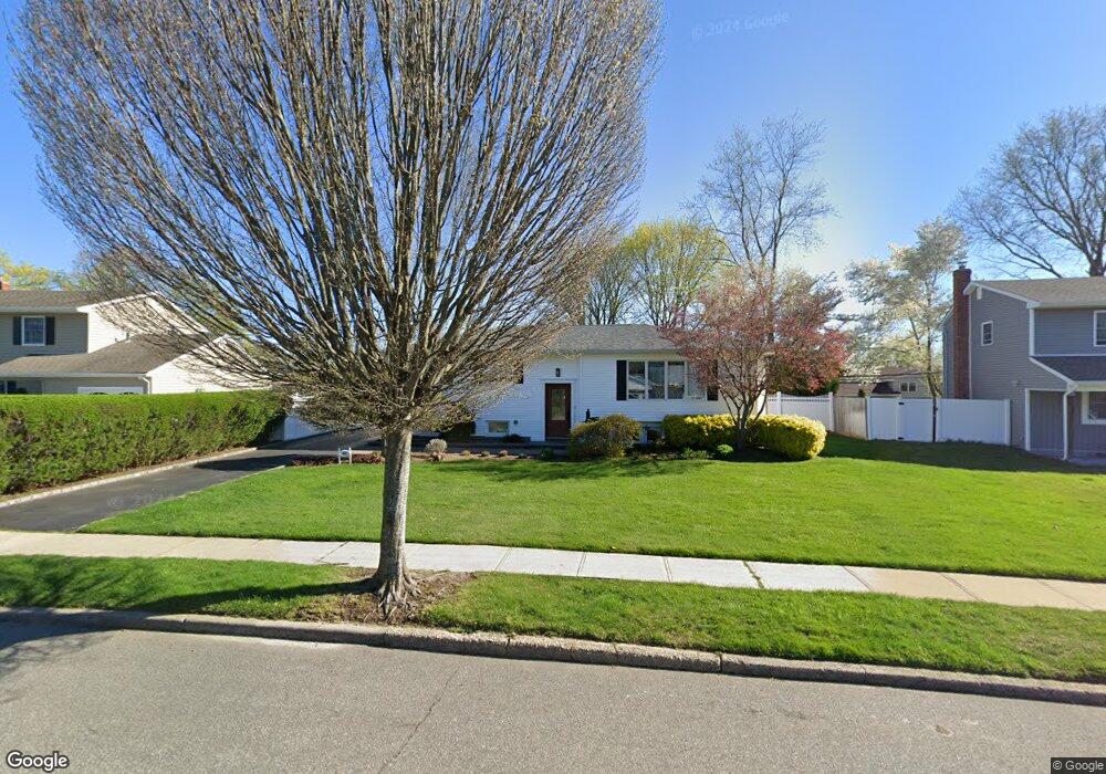 1 Pawnee Dr, ComMacK, NY 11725 - photo 1