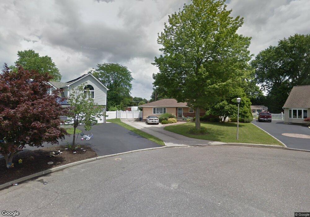 5 Dickey Ct, ComMacK, NY 11725 - photo 1