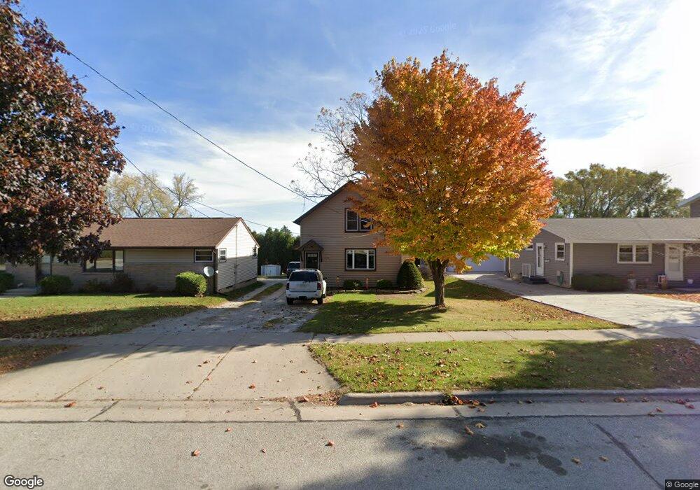 1437 N 8th St, Manitowoc, WI 54220 - photo 1