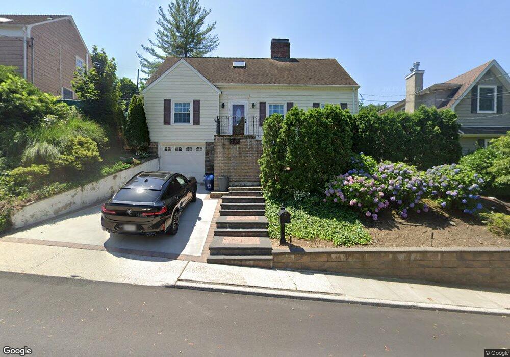 238 Thompson Shore Rd, Manhasset, NY 11030 - photo 1