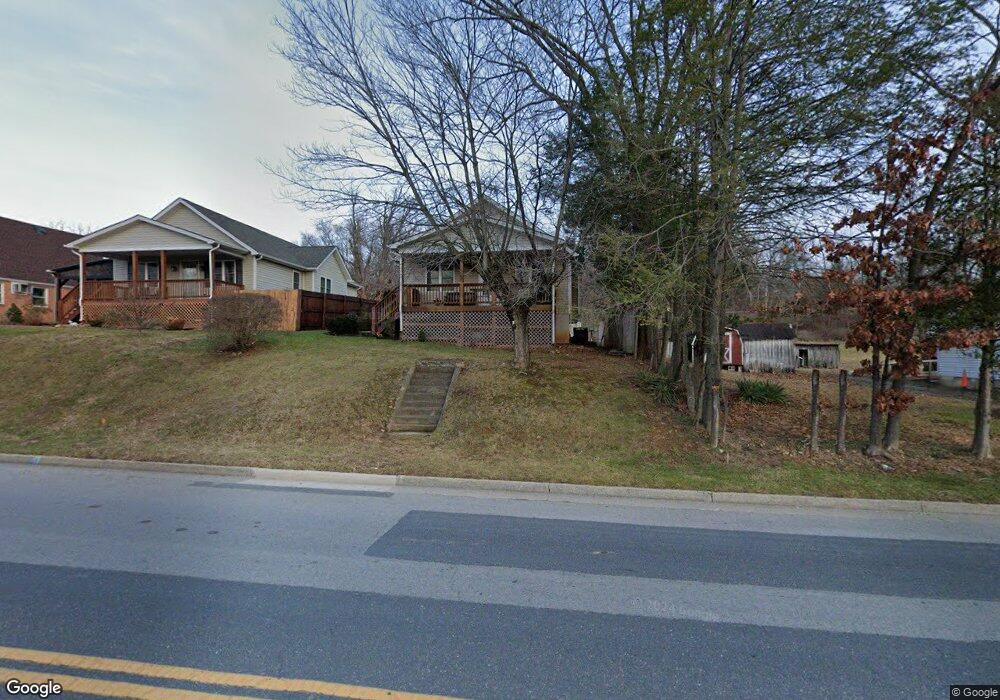 1424 N Delphine Ave, Waynesboro, VA 22980 - photo 1